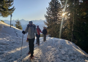 Balade à raquette au lever de soleil avec un accompagnateur Balade à raquette au lever de soleil avec un accompagnateur