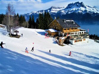 le chalet est au milieu des pistes