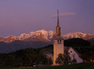Coucher de soleil sur le clocher de l'église de Cordon